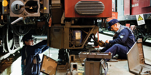 in der Werkstatt Werkstatt Oranienburg, Wartungsarbeiten an einer S-Bahn