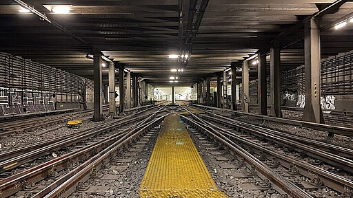 Blick aus dem Tunnel auf den Bahnsteig