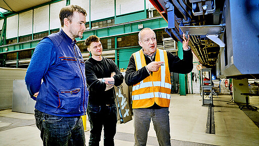 Senior-Experte Stephan Stauske (r.) gibt sein Wissen über die unterschiedlichen Baureihen gerne an neue Mitarbeitende weiter.