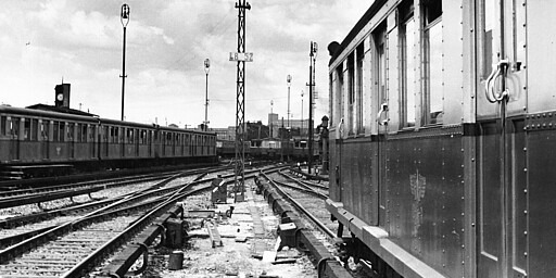 Westend S-Bahn S-Bahnzüge stehen am Bahnbetriebswerk Westend im Jahr 1942.