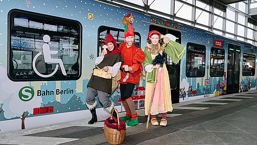Vor dem Zug Weihnachtlicher Zug und Wichtel - da kommt Stimmung auf.