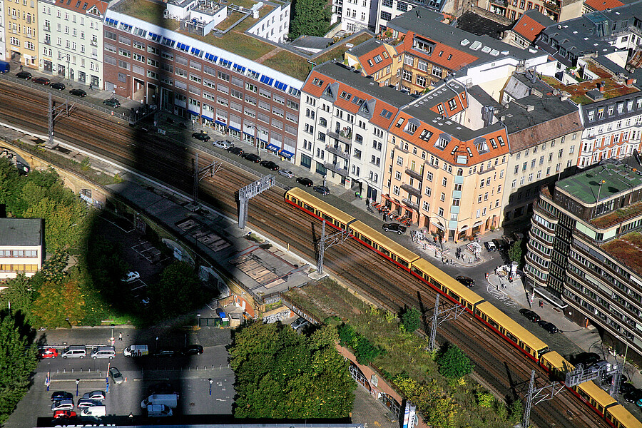 Vogelperspektive auf S-Bahn Vogelperspektive auf S-Bahn, vom Fernsehturm aufgenommen