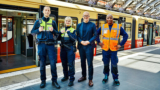 Der neue S-Bahnchef Heiko Büttner (3. v. l.) stellte am 18. Mai das Sofortprogramm vor.