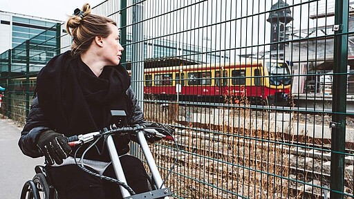 Laura Gehlhaar mit der S-Bahn mobil unterwegs Laura Gehlhaar mit der S-Bahn mobil unterwegs