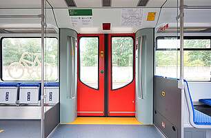 An kalten Wintertagen können Sie die Tür auch manuell per Knopfdruck schließen, wenn der Zug länger an einer Station verweilt.