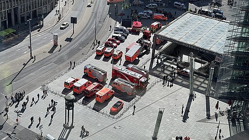 Aus der Vogelperspektive wird das Ausmaß der Notfallübung rund um den Potsdamer Platz sichtbar: Einsatzfahrzeuge von Feuerwehr, Rettungsdiensten und Polizei stehen bereit, um den Ernstfall realitätsnah zu proben.