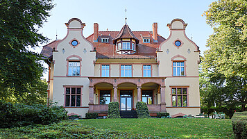 Station 2: Truman-Villa Station 2: Truman-Villa