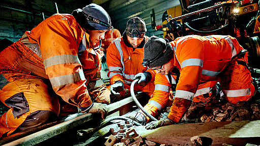 Intensive Handarbeit - insgesamt sind etwa 300 Mitarbeitende im Einsatz.