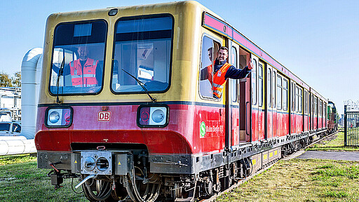 Die Flughafenfeuerwehr freut sich am 20.9.2024 über ihr neues Übungsobjekt, eine ausgemusterte S-Bahn der Baureihe 485.