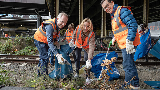Prominente Helfer bei der Gleisreinigung (von links): DB-Konzernbevollmächtigter Alexander Kaczmarek, Verkehrsstaatssekretärin Dr. Meike Niedbal und S-Bahnchef Peter Buchner