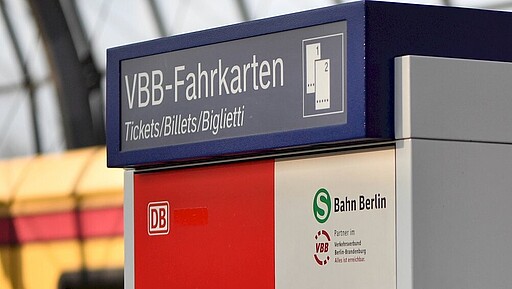 S-Bahn-Ticketautomat auf dem Bahnsteig S-Bahn-Ticketautomat auf dem Bahnsteig