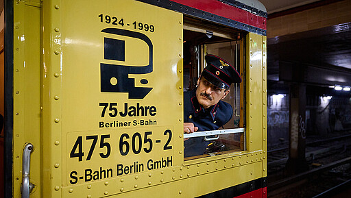 Reibungsloser Ablauf Ein prüfender Blick von Walied Schön vom Verein Historische S-Bahn, bevor es mit der Fahrt weiter gehen kann.