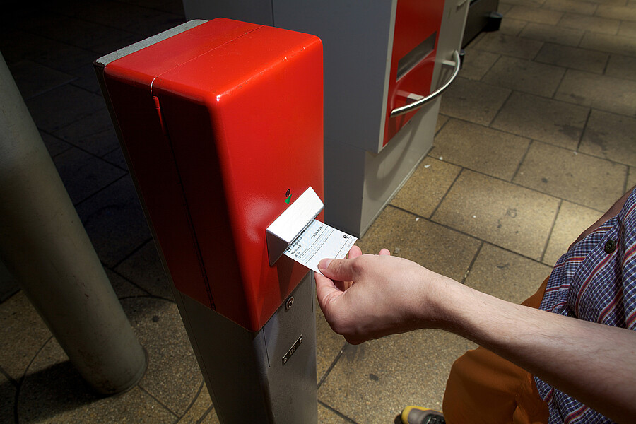 S Fahrgast entwertet Fahrschein auf dem S-Bahnsteig des Bahnhofs Alexanderplatz