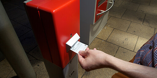 S Fahrgast entwertet Fahrschein auf dem S-Bahnsteig des Bahnhofs Alexanderplatz