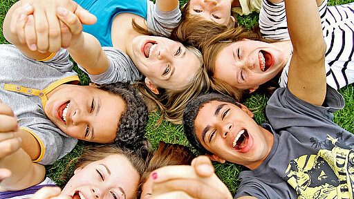 Schon 16? Abo verlängern! Auch im nächsten Schuljahr sind Berliner Schüler:innen kostenfrei mit Bus und Bahn unterwegs.
