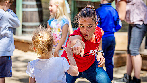 Beim Stuntworkshop der Babelsberger Profis können Kinder selbst zu kleinen Filmheld:innen werden.