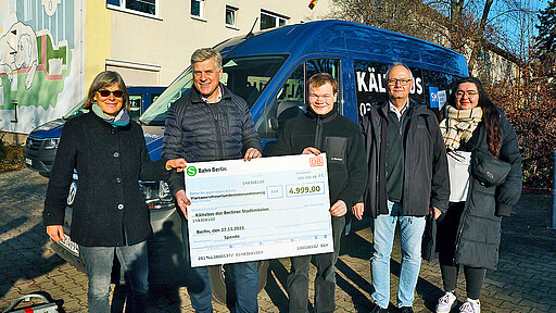 Die Azubis übergeben einen Spendenscheck über 4.999 Euro für den Kältebus.