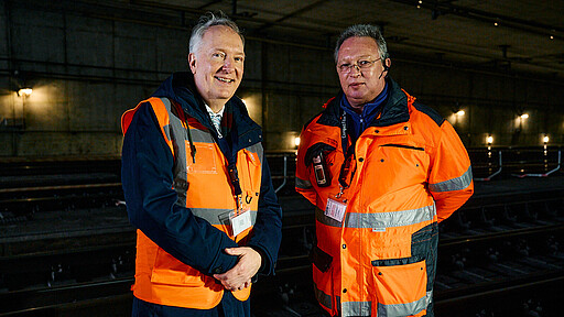 Konzernbevollmächtigter Alexander Kaczmarek (links) und Projektmanager Ralf Fiedler, DB InfraGO AG, auf der Baustelle im Nord-Süd-Tunnel des Berliner Hauptbahnhofs