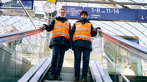 Unterwegs für die Fahrgäste Christine Tiemann (l.) und Claudia Wagner sind als mobile Aufsichten für die Fahrgäste da.