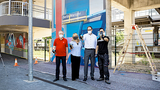 Kunstprojekt Bahnhof Marzahn V. l. n. r.: Alexander Kaczmarek, Konzernbevollmächtiger der DB für Berlin, Juliane Witt, Bezirksstadträtin für Weiterbildung, Kultur, Soziales und Facility Management des Bezirksamts Marzahn-Hellersdorf, Jochen Kabisch, Leiter des Bahnhofsmanagements der Berliner Regional- und S-Bahnhöfe und der Graffiti-Künstler Steven Karlstedt am S-Bahnhof Berlin-Marzahn.