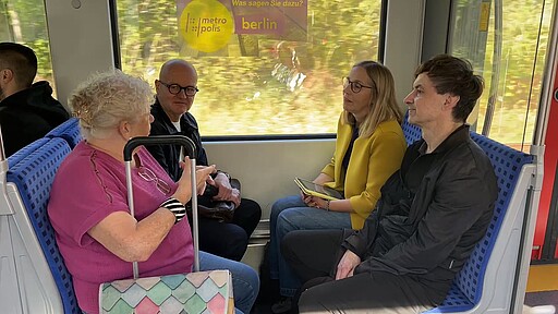 Heiko Büttner und Moderatorin Ellen Blümm im Gespräch mit zwei Fahrgästen in der S 75.