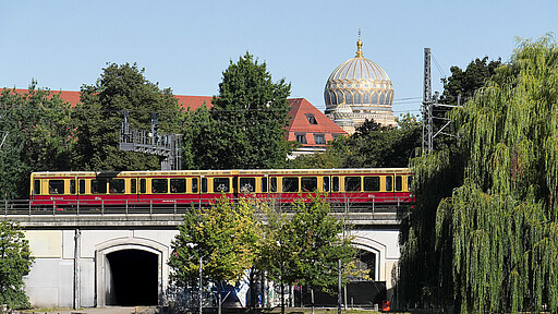 Baureihe 480 auf der Stadtbahn, im Hintergrund die Berliner Synagoge