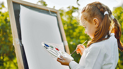 Kunst unter blauem Himmel – das offene Ferienangebot der Jugendkunstschule lädt zum Malen im Grünen ein.