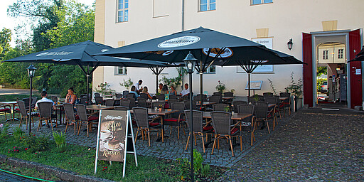 
    
        Das Schlosscafé Steakhaus Cavallo im ehemaligen Pferdestall bietet einen schönen Ausblick über den Hof und direkt auf das Schloss.
    
