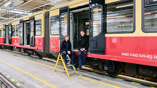 Arbeit mit sichtbarem Ergebnis Jordan-Sly Lützow (links, 23) über seine Ausbildung: „Wenn ich später in den Zügen fahre, kann ich stolz sein auf das, was ich gemacht habe.”