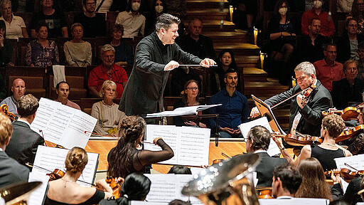 Über 150 Musiker:innen und Sänger:innen lassen legendäre Filmmusik mit orchestraler Wucht und emotionaler Tiefe lebendig werden.