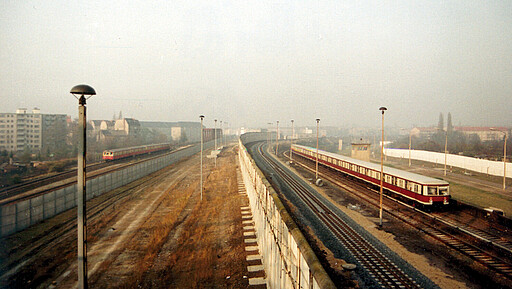 Blick von der Bösebrücke am Grenzübergang Bornholmer Straße auf die S-Bahngleise in Ost und West