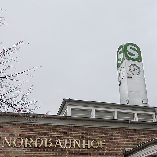 Nordbahnhof Empfangsgebäude S-Bahnlogo am Nordbahnhof