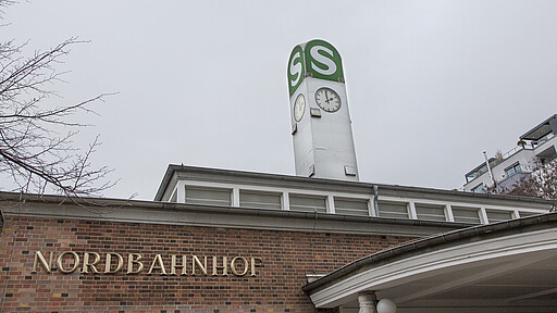 Nordbahnhof Empfangsgebäude S-Bahnlogo am Nordbahnhof