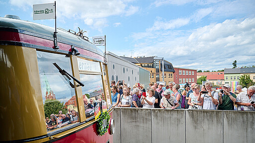 Wie ein Popstar Die Fans freuen sich, als der Jubiläumszug am rappelvollen Bahnsteig in Bernau eintrifft.