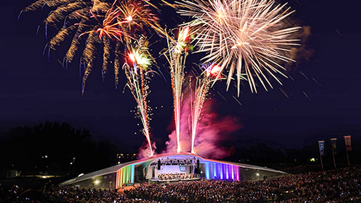 Feuerwerk und Orchester machen das Klassik-Open-Air zu einem besonderen Sommerabend.