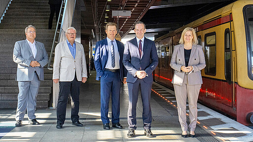Dr. Dieter Romann, Präsident des Bundespolizeipräsidiums; Klaus Dieter Kottnik, Vorsitzender des Verbands der Deutschen Bahnhofsmission e.V.; Dr. Richard Lutz, Vorstandsvorsitzender der Deutschen Bahn AG; Dr. Volker Wissing, Bundesverkehrsminister; Nancy Faeser, Bundesinnenministerin