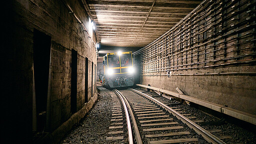 Viele Tausend Schienen müssen auf der engen Baustelle unter der Erde mit Baggern entfernt und abtransportiert werden.