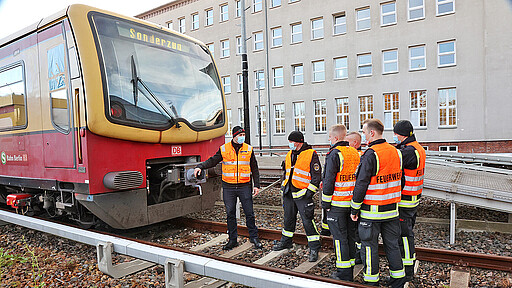 Feuerwehrübung Friedrichsfelde Um im Notfall schnell reagieren zu können, lernen Feuerwehrleute die S-Bahnzüge genau kennen.