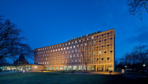 Lesen und lesen lassen, Teil 2 Markantes Gebäude am Halleschen Tor: Die Amerika Gedenkbibliothek