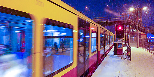 Nachts im Winter Baureihe 481 am verschneiten Gleis in Biesdorf
