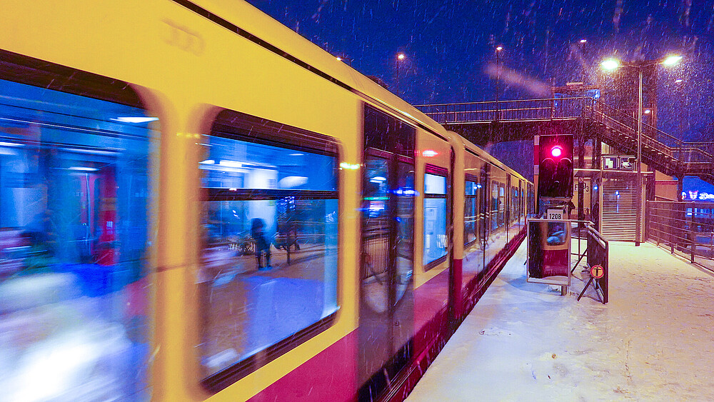 Nachts im Winter Baureihe 481 am verschneiten Gleis in Biesdorf