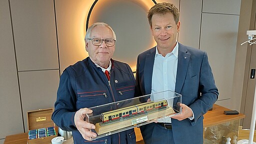 Harald Meißner wird vom damaligen Bahnchef Dr. Richard Lutz empfangen und für seine jahrzehntelange Leidenschaft und Treue zur S-Bahn Berlin geehrt.