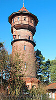 Der markante Backsteinturm wurde 1912 erbaut.