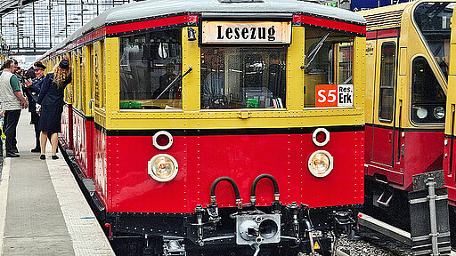 Mehr als eine Fahrt: eine Begegnung. Im historischen Zug könnt ihr Autorinnen live erleben.