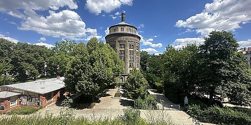 Wasserturm im Prenzlauer Berg  Blick auf den Wasserturm im Prenzlauer Berg vom Steigrohrturm im Park am Wasserturm.