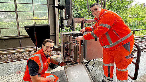 Sicherheit hat oberste Priorität Signalmechaniker Sebastian Wölfer (rechts) bei der Wartung eines Signals zusammen mit einem Kollegen.