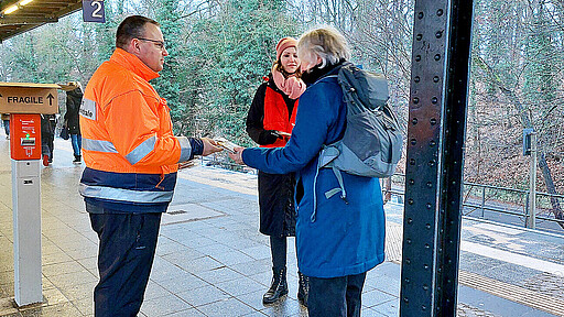 Das war doch mal eine positive Überraschung: Mitarbeitende machten den Fahrgästen auf der S1 eine Freude.