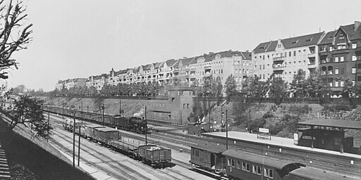 Hermannstraße Der Bahnhof Hermannstraße mit Blickrichtung nach Westen im Jahr 1935. Im Vordergrund stehen ein Güter- und Personenwagen der Neukölln-Mittenwalder Eisenbahn.