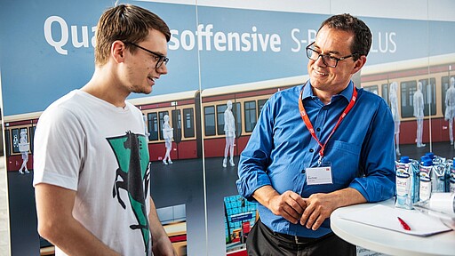 S-Bahnchef Peter Buchner im Gespräch mit einem Fahrgast S-Bahnchef Peter Buchner im Gespräch mit einem Fahrgast