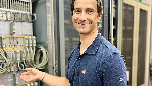 Vernetzt für den Zugverkehr Daniel Mairing von DB InfraGO zeigt im elektronischen Stellwerk wo die aktuellen Informationen aus dem Netz zusammenfließen und an die Computer der Zugverkehrssteuernden übertragen werden.